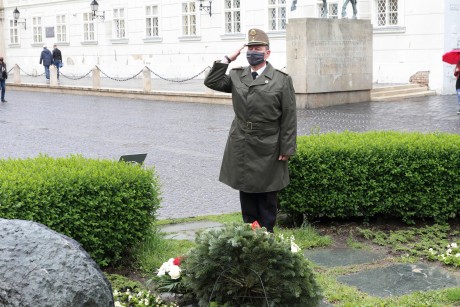 Néma koszorúzással tisztelegtek a II. világháború hősei előtt